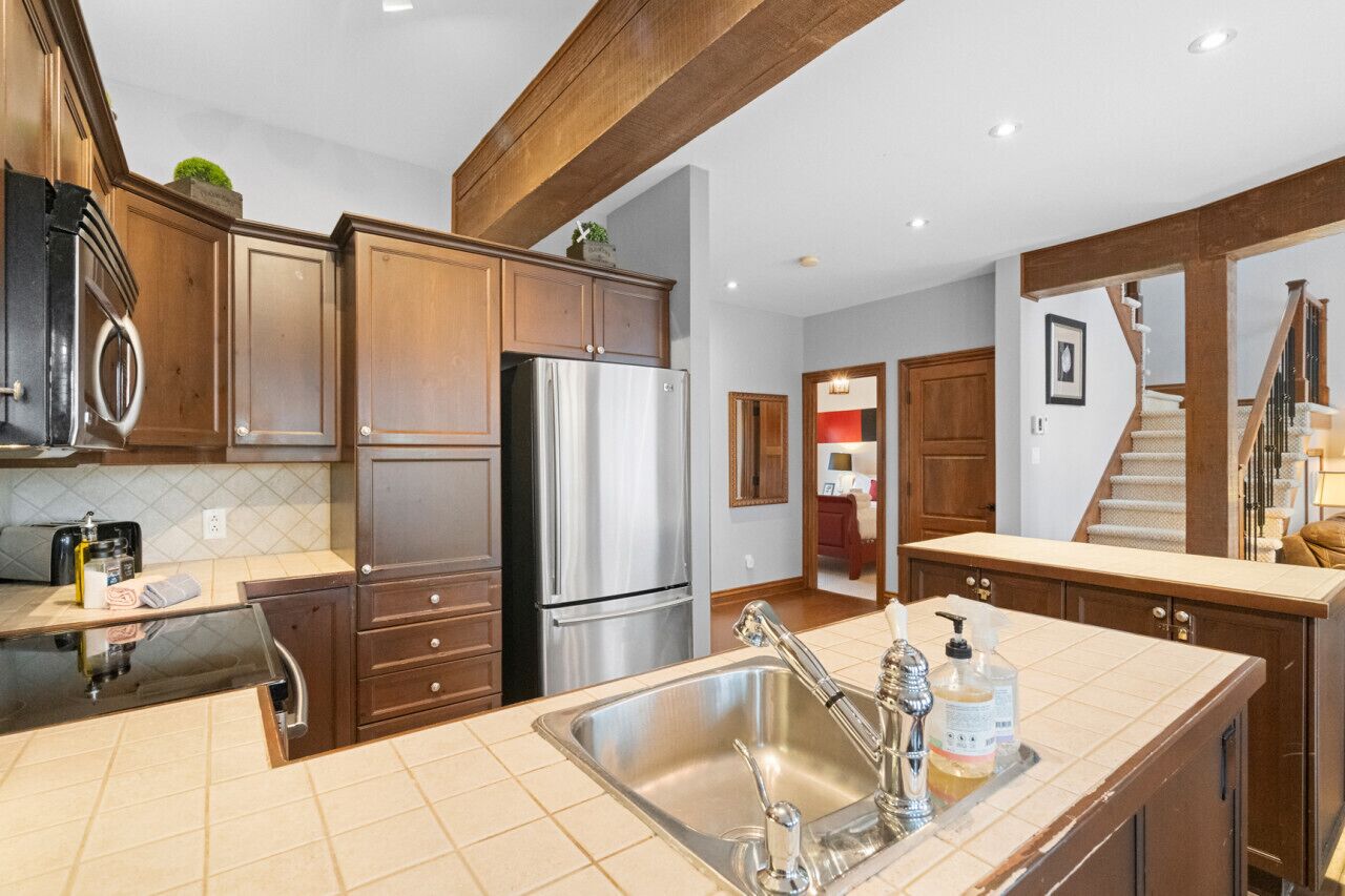 Kühlschrank, Ofen, Geschirrspüler, Wasserkocher mit Kaffee-/Teezubehör