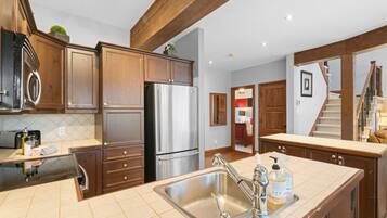 KĂŒhlschrank, Ofen, GeschirrspĂŒler, Wasserkocher mit Kaffee-/Teezubehör