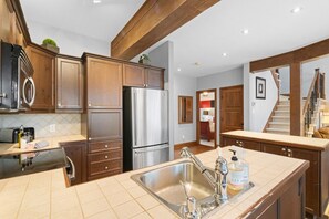 Fridge, oven, dishwasher, coffee/tea maker