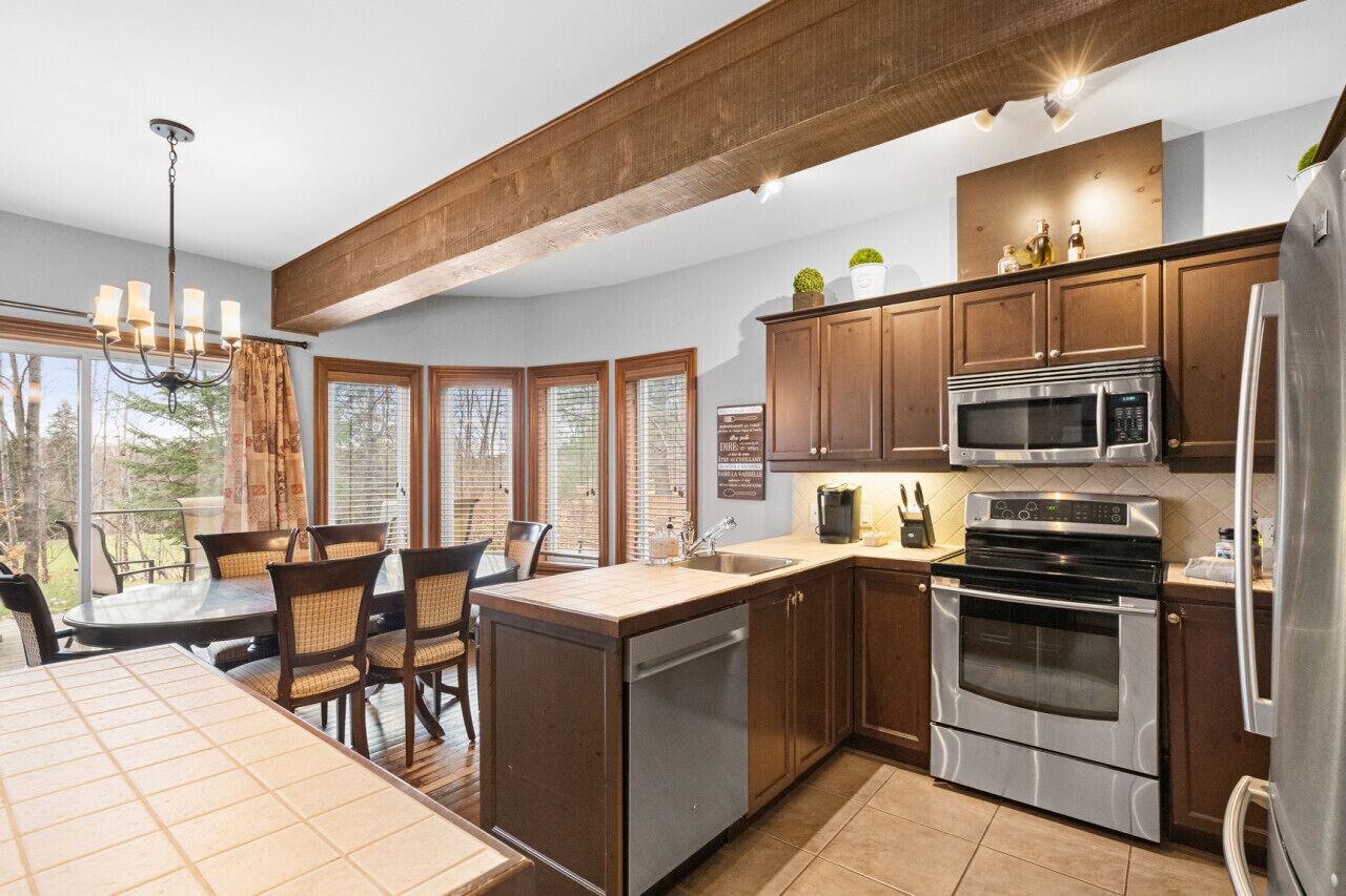 Kühlschrank, Ofen, Geschirrspüler, Wasserkocher mit Kaffee-/Teezubehör