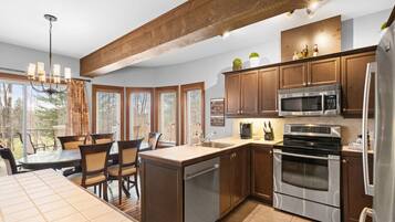 KĂŒhlschrank, Ofen, GeschirrspĂŒler, Wasserkocher mit Kaffee-/Teezubehör