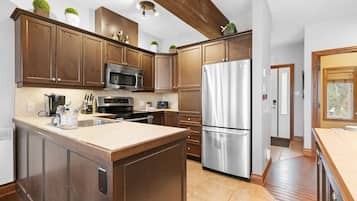 KĂŒhlschrank, Ofen, GeschirrspĂŒler, Wasserkocher mit Kaffee-/Teezubehör