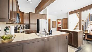 Fridge, oven, dishwasher, coffee/tea maker