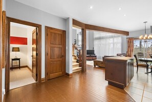 TV, fireplace - Townhouse on the Golf La Bête -10min to Tremblant (Mont-Tremblant)