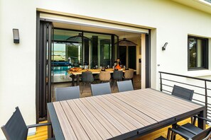 تناول الطعام بالخارج