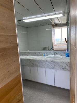 Apartment | Badezimmer | Duschwanne