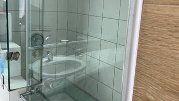 Apartment | Bathroom | Combined shower/bathtub