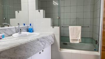 Apartemen | Kamar mandi | Kombinasi shower/bathtub
