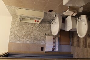 Dusche, Haartrockner, Bidet, Handtücher
