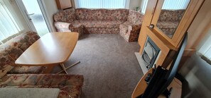 Apartment, Mehrere Betten | Wohnzimmer | 30-Zoll-Fernseher mit Digitalempfang, Kamin