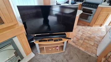 Apartment, Multiple Beds | Private kitchen | Fridge, microwave, oven, stovetop