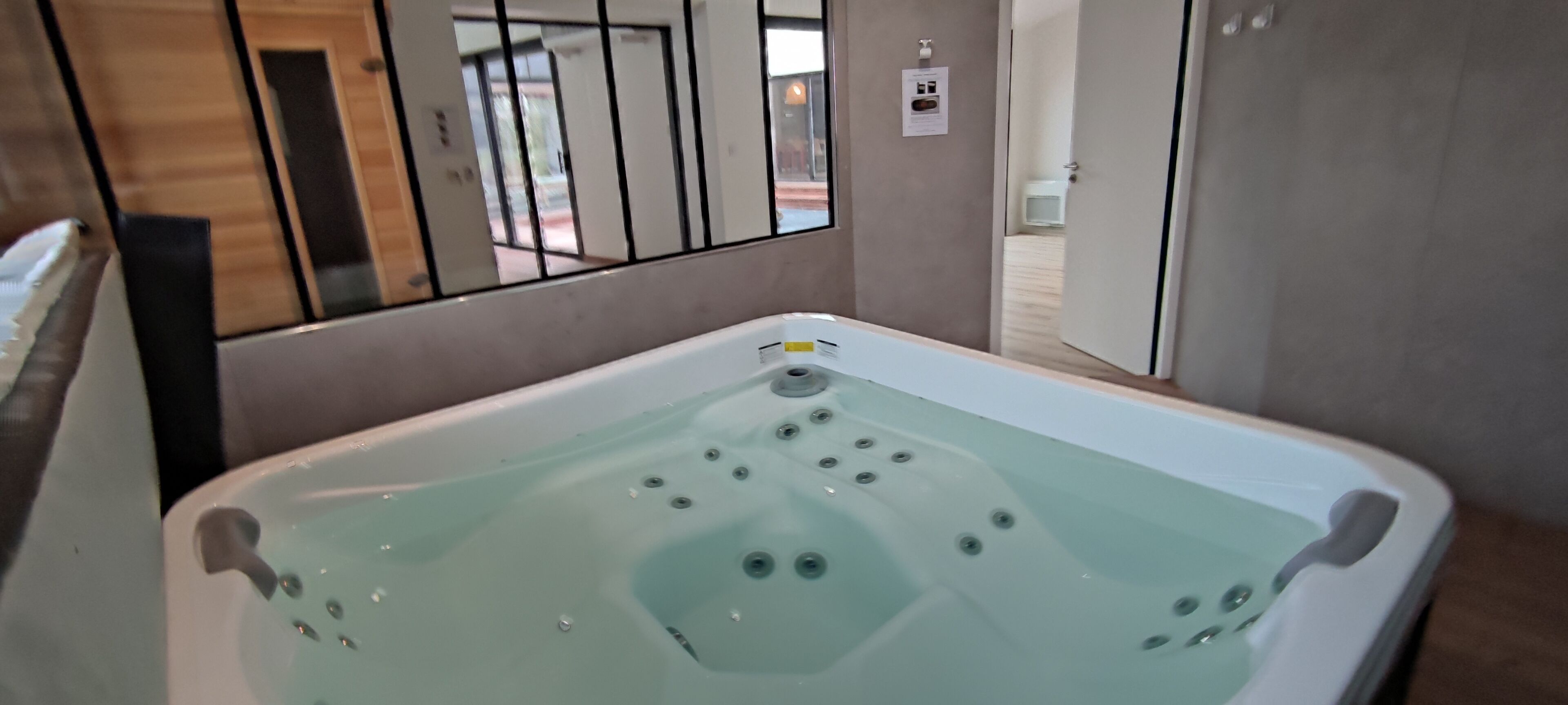 Gite 300m² 15 people with spa, indoor swimming pool and sauna near puy du fou