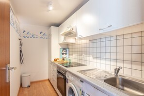 Refrigerador, parrilla de estufa y utensilios de cocina 