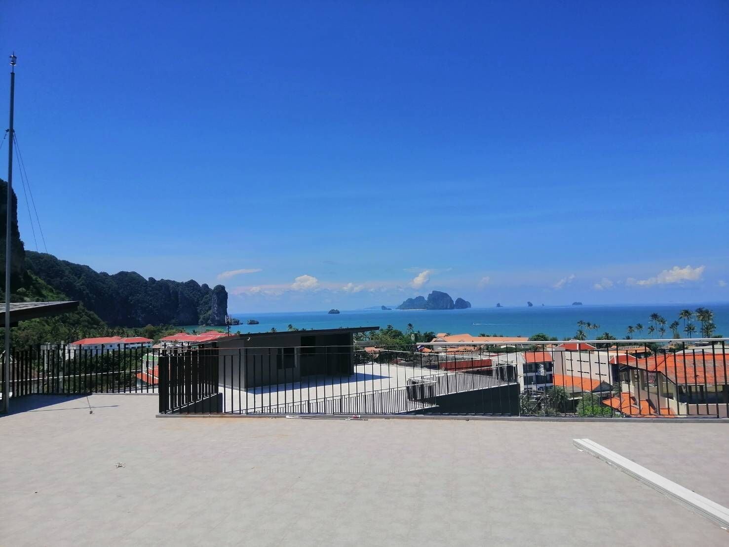 Une terrasse sur le toit offrant une vue dégagée sur l’océan et les îles lointaines.