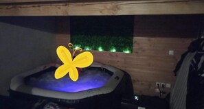 Indoor spa tub