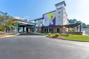 A hotel with a modern design, featuring a prominent 'Spark by Hilton' sign, a covered entrance, and a well-maintained lawn. - Spark by Hilton Dothan (Dothan)