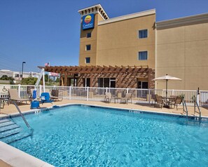 Outdoor pool - Spark by Hilton Dothan (Dothan)
