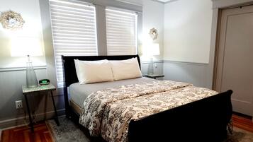 1 quarto, ferros/tábuas de passar roupa, berço de viagem