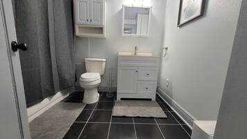 Chuveiro/banheira combinados, secador de cabelo, toalhas de banho