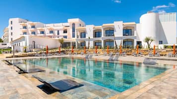 Piscina externa, funciona das 9h às 19h, barracas, guarda-sóis