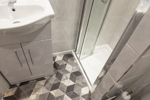 Douche, sèche-cheveux, serviettes fournies, savon