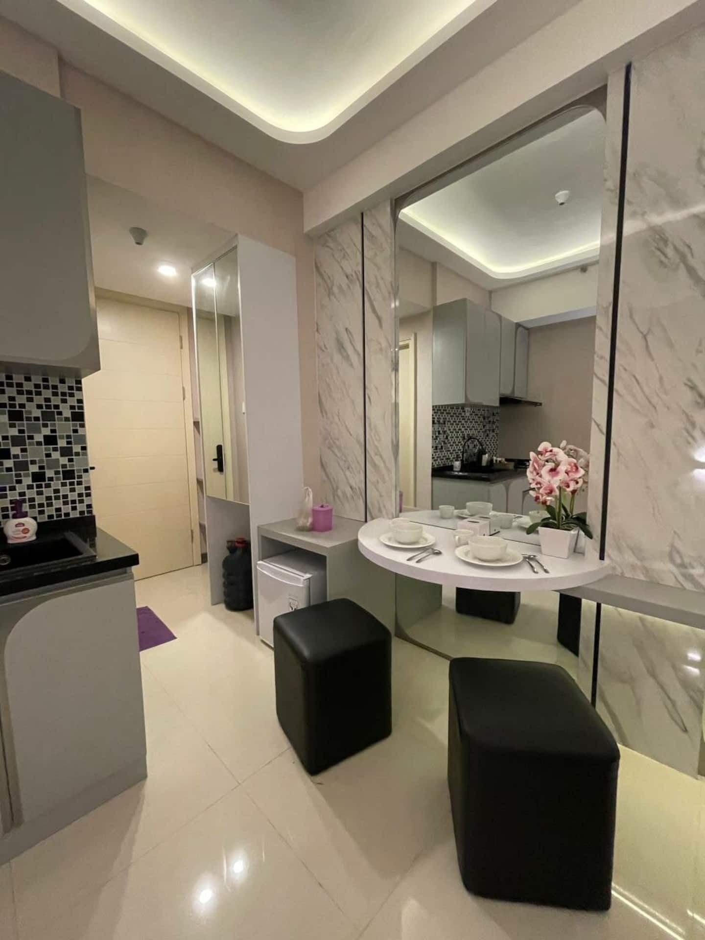 Luxury Studio Suite, Multiple Beds, Kitchenette, Pool View | Living area | 43-inch Smart TV with digital channels, TV, Netflix