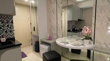 Luxury Studio Suite, Multiple Beds, Kitchenette, Pool View | Living area | 43-inch Smart TV with digital channels, TV, Netflix