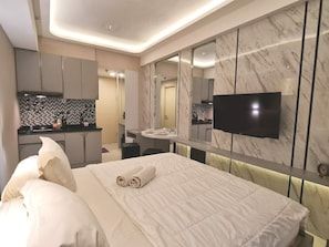 Luxury Studio Suite, Multiple Beds, Kitchenette, Pool View | Premium bedding, pillowtop beds, free minibar, individually decorated