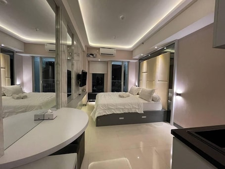 Luxury Studio Suite, Multiple Beds, Kitchenette, Pool View | Premium bedding, pillowtop beds, free minibar, individually decorated