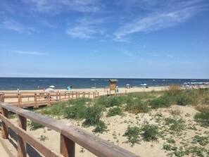På stranden