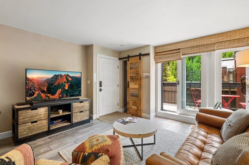 2BR In-Town Condo Hot Tub + Mountain Views | Alpine Escape