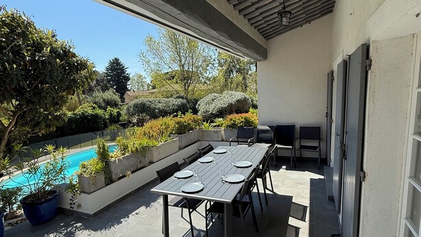 An outdoor patio with a dining table, chairs, and a pool. - Magnifique Haut de Villa , Dans Impasse Calme, Piscine, 300m MER (Cavalaire-sur-Mer)