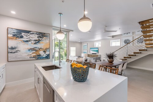 EL CORAZON~ Renovated Home w/ Direct Access to Duval St. w/ Pool & Parking!