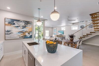 EL CORAZON~ Renovated Home w/ Direct Access to Duval St. w/ Pool & Parking!