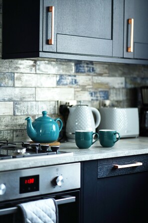 Réfrigérateur, four à micro-ondes, un four, lave-vaisselle