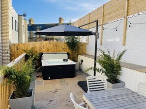 Outdoor dining - 11 Breakwater-Dog Friendly-Sandown Beach-Sleeps 6 (Isle of Wight)