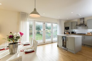 Dining - 4 Salterns-3 Bath-Nr Yarmouth-Nr Beach-Sleeps 8 (Freshwater)