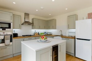 Fridge, microwave, oven, dishwasher - 4 Salterns-3 Bath-Nr Yarmouth-Nr Beach-Sleeps 8 (Freshwater)