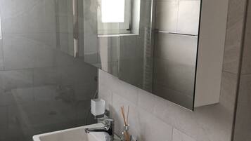 Apartment | Bathroom | Shower, hair dryer, towels