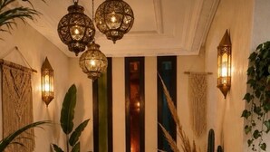 Un espace de bien-être comprenant une petite piscine, un éclairage décoratif et des plantes.