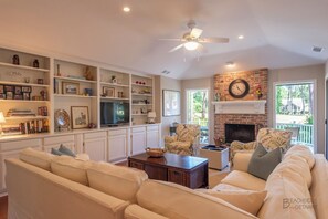 Flat-screen TV - 12 Isle of Pines - Golf Course View, Sea Pines Retreat (Hilton Head Island)