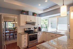 Fridge, microwave, stovetop, dishwasher