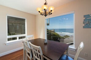 Dining - Steps to the sand, enjoy time at the beach or sweeping ocean views from the deck (Lincoln City)