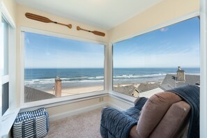 Interior - Steps to the sand, enjoy time at the beach or sweeping ocean views from the deck (Lincoln City)