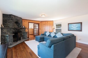 Interior - Steps to the sand, enjoy time at the beach or sweeping ocean views from the deck (Lincoln City)