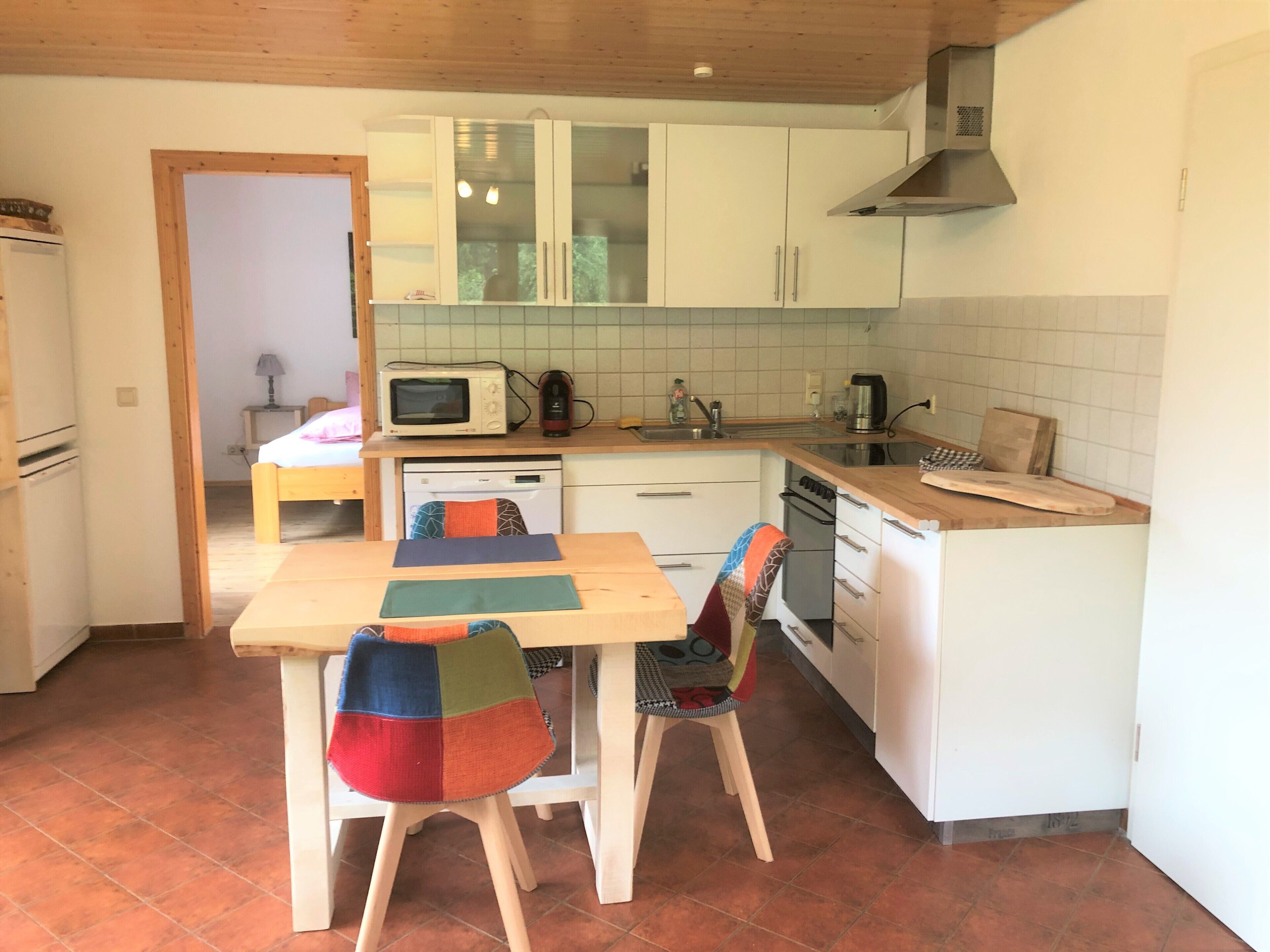 Wasserkocher mit Kaffee-/Teezubehör, Kühlschrank, Mikrowelle, Herdplatte