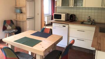 Kühlschrank, Mikrowelle, Herdplatte, Geschirrspüler