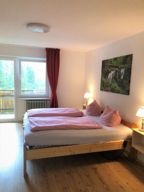 1 habitación, tabla de planchar con plancha y cuna de viaje 