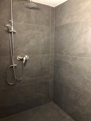 Articles de toilette écologiques, sèche-cheveux, serviettes fournies