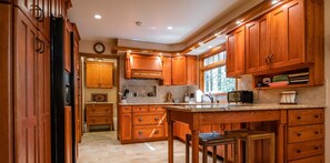 Réfrigérateur, four à micro-ondes, lave-vaisselle, cafetière-théière